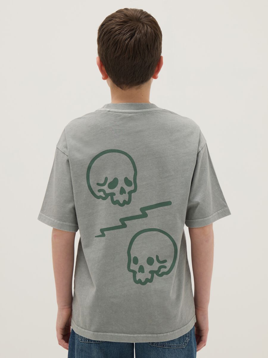 T-shirt in puro cotone verde da ragazzo oversize fit con teschio_1