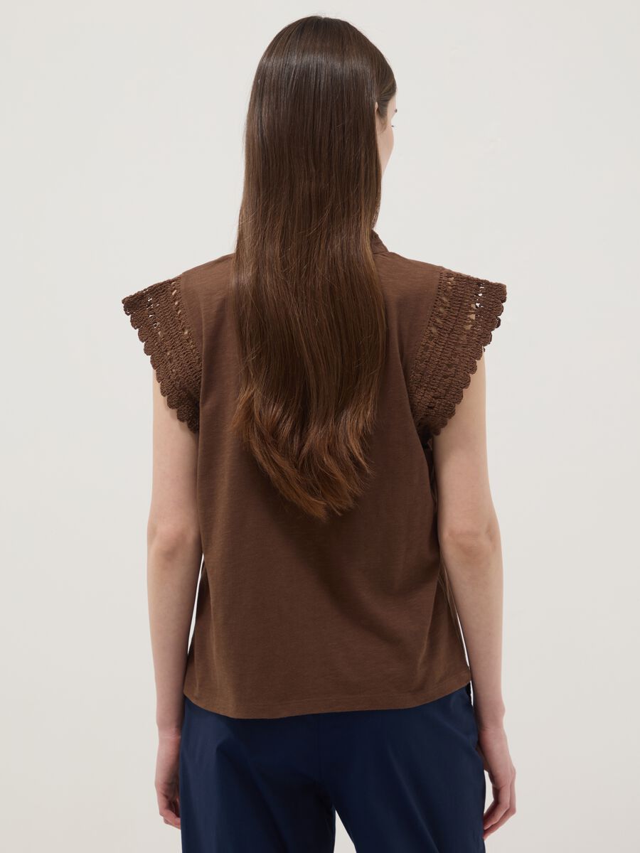 Brown pure cotton T-shirt with crochet details, regular fit_3
