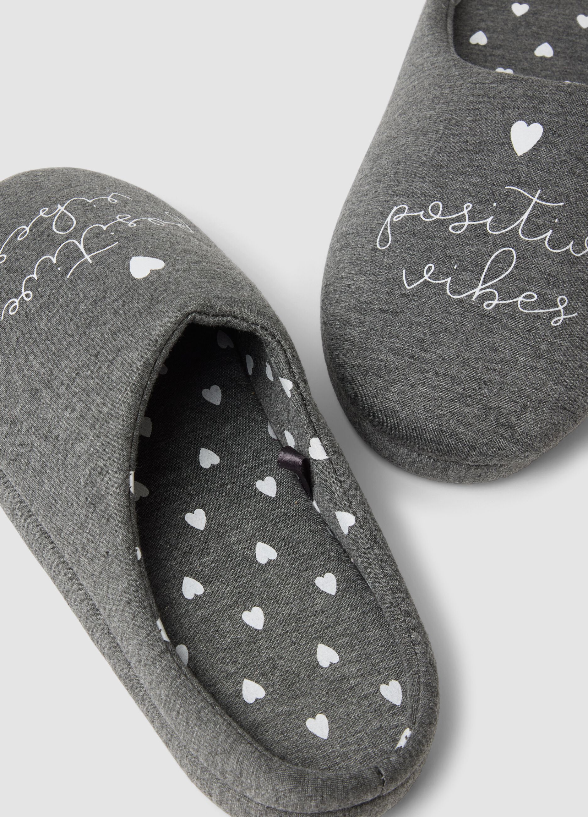 Grey heart-print slippers