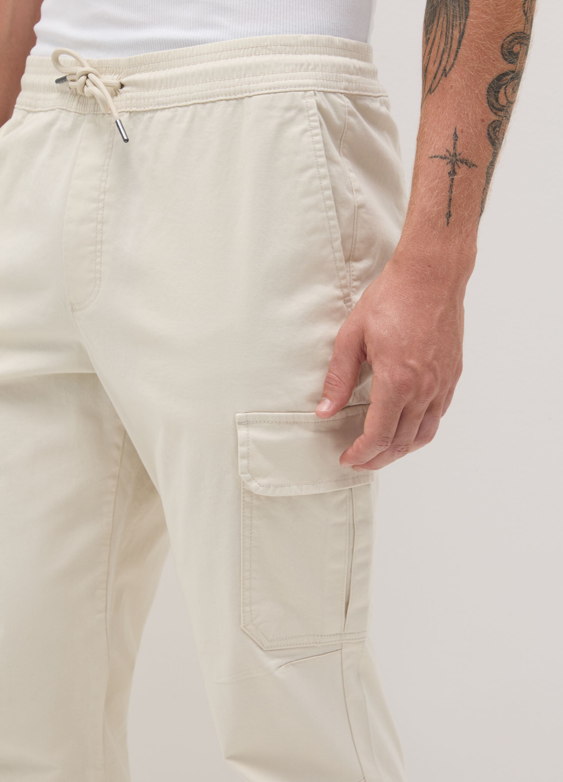 Men&rsquo;s cargo trousers in beige stretch cotton with regular fit