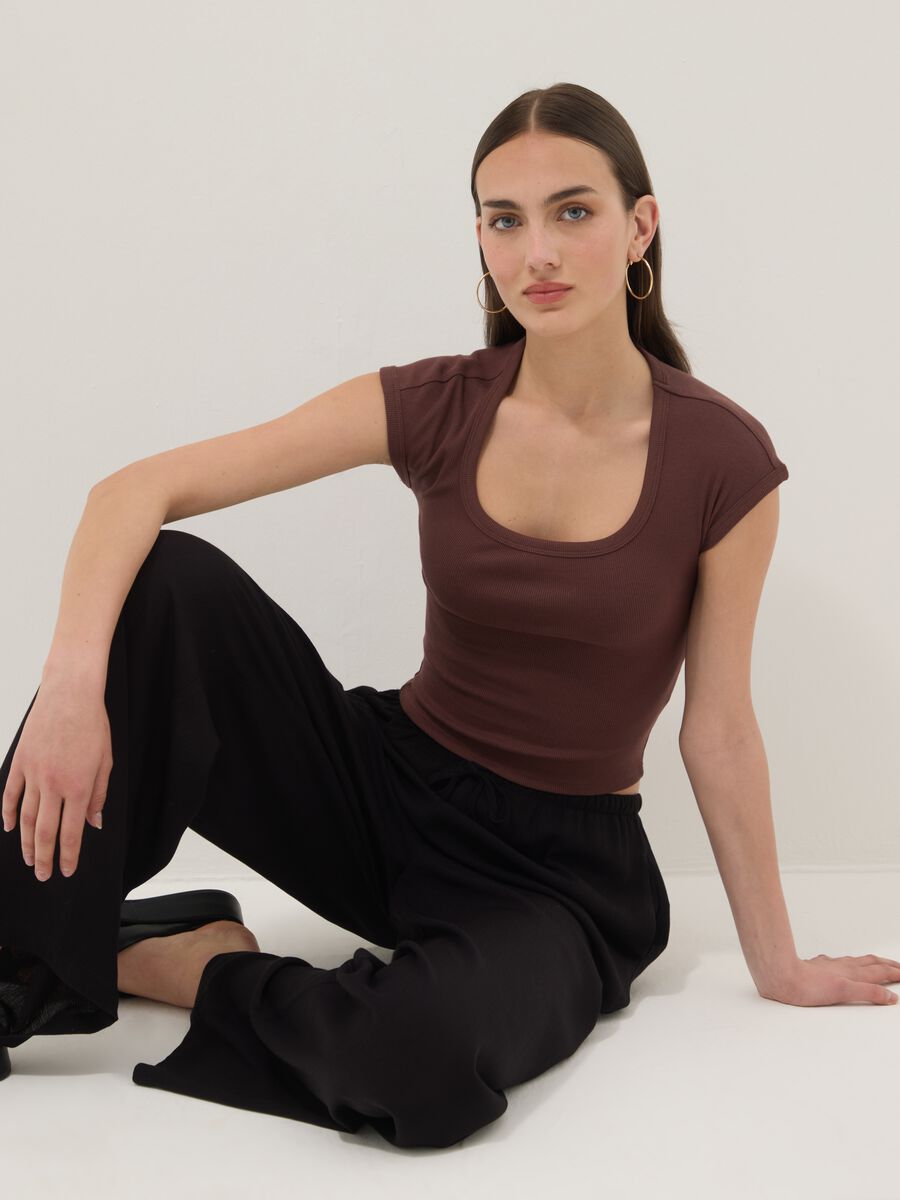 T-shirt marrone in cotone elasticizzato a maniche corte fitted_0