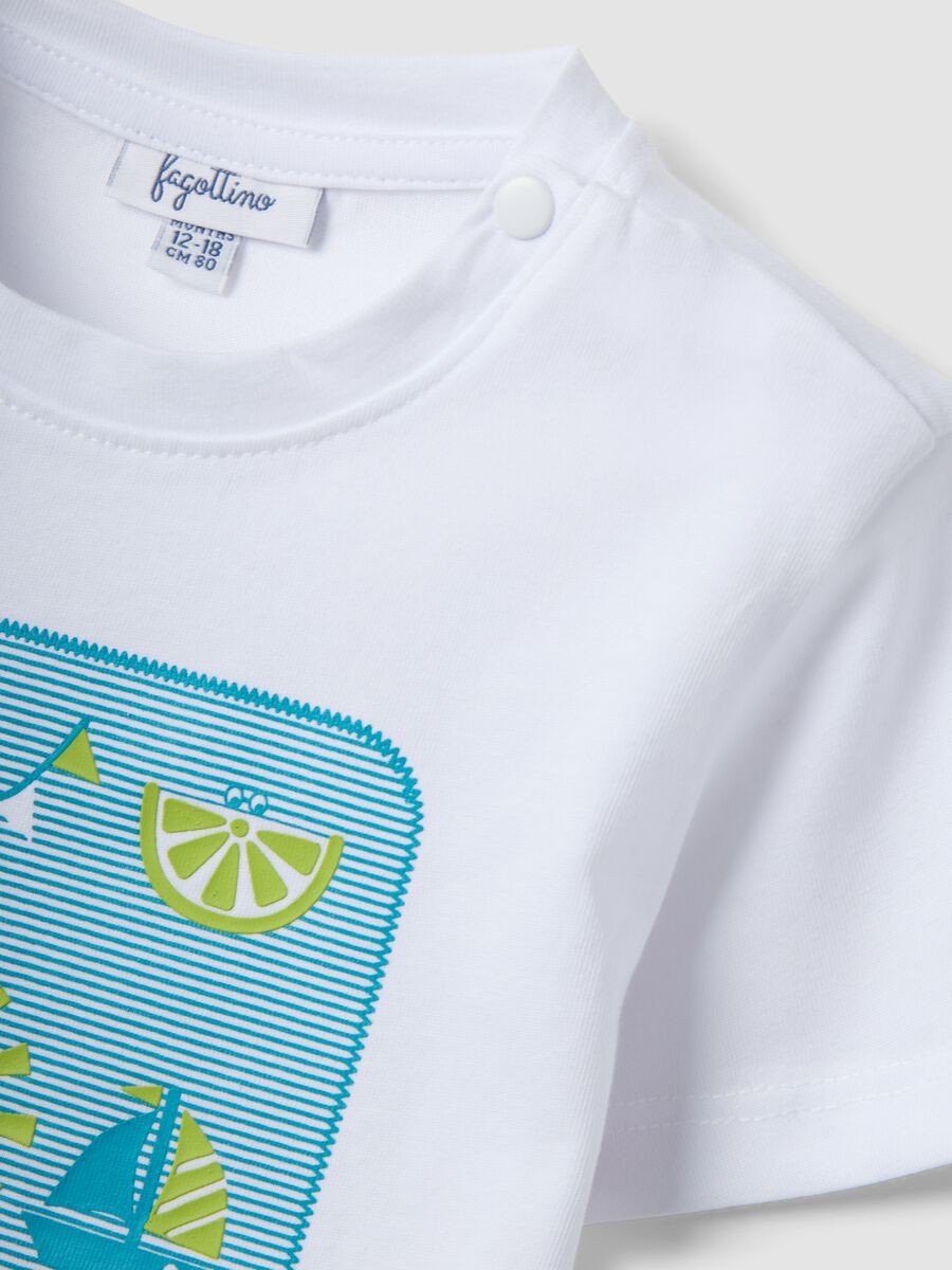 T-shirt bianca in puro cotone da bimbo regular fit con stampa marina_3