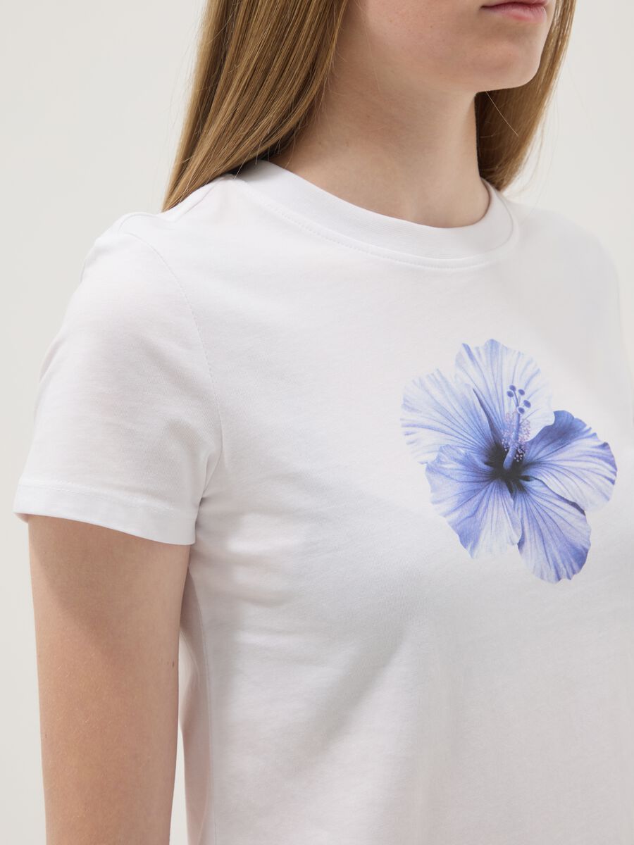 T-shirt bianca in puro cotone con fiore blu per ragazza regular fit_2