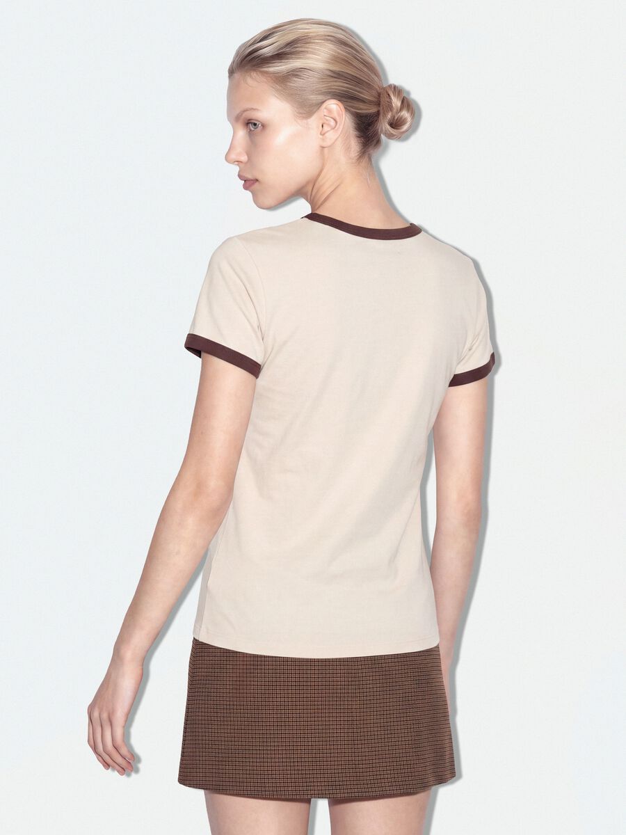 T-shirt beige in cotone elasticizzato con profili a contrasto fitted_2