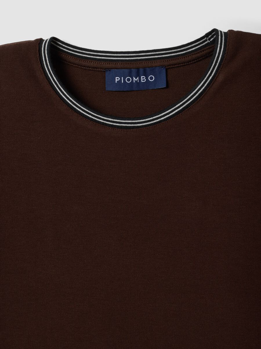 T-shirt marrone in viscosa elasticizzata con girocollo_1
