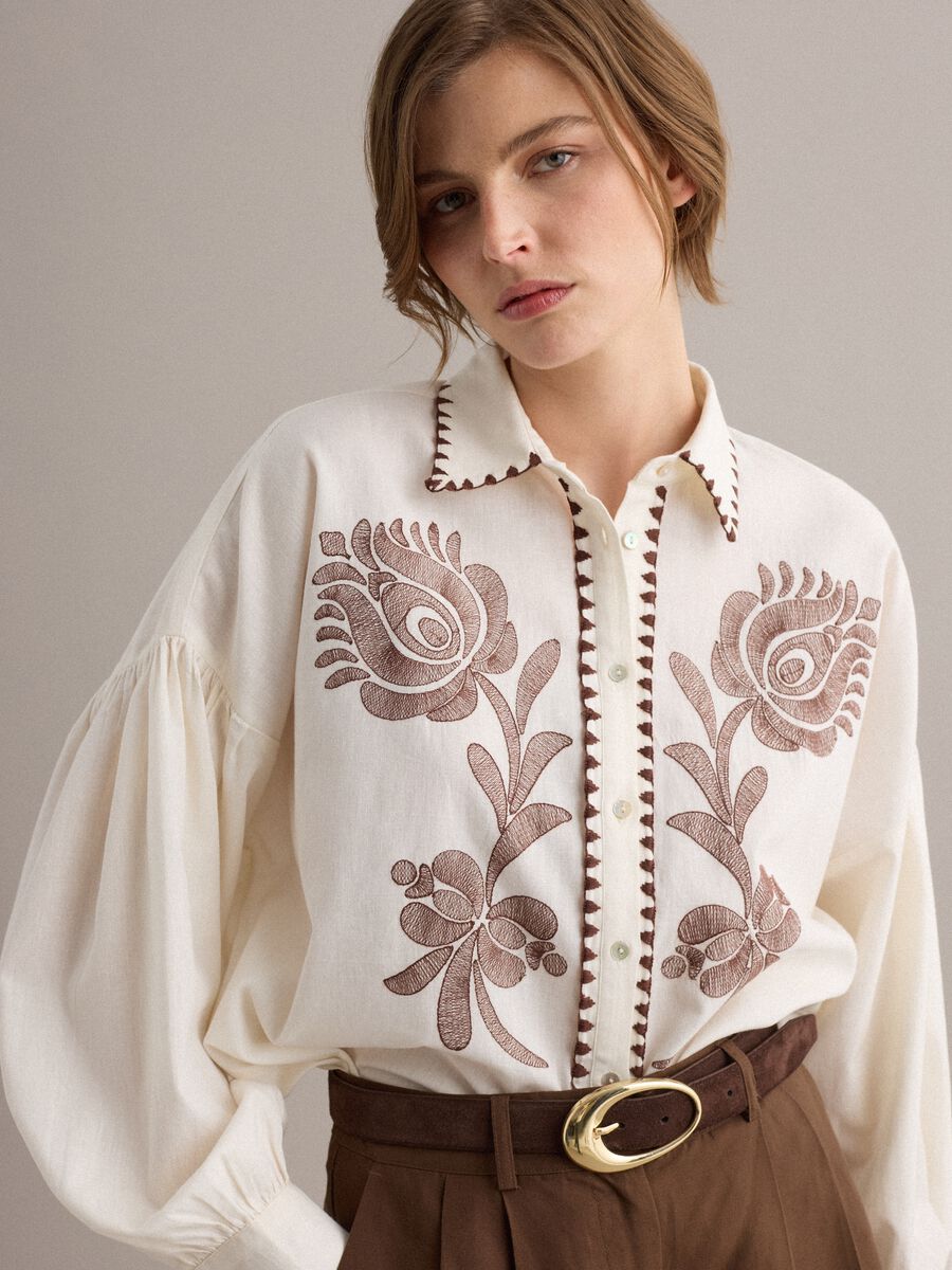 White cotton-linen blend shirt with floral embroidery_2