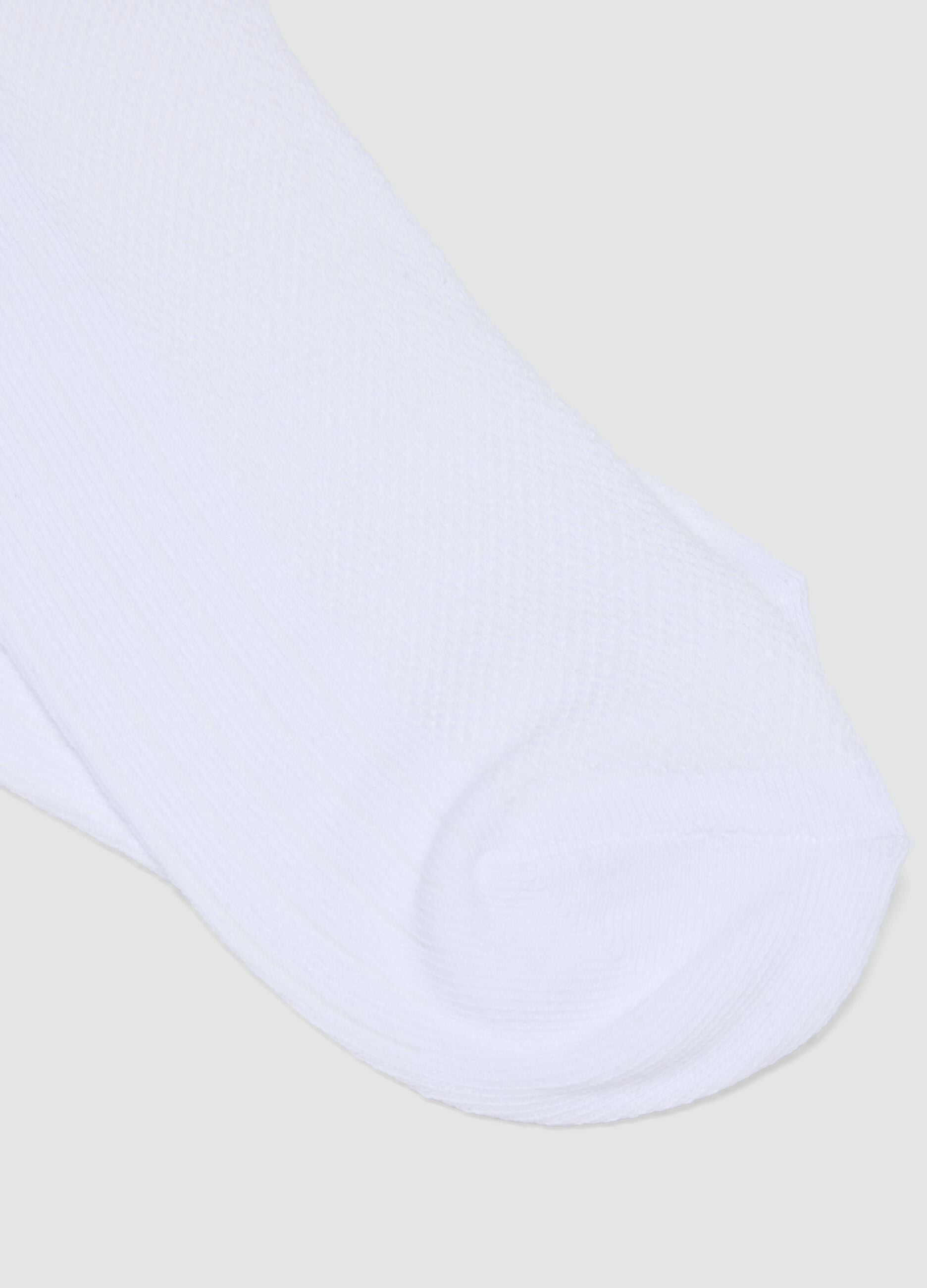 3-pack of white ankle sports socks in stretch organic cotton