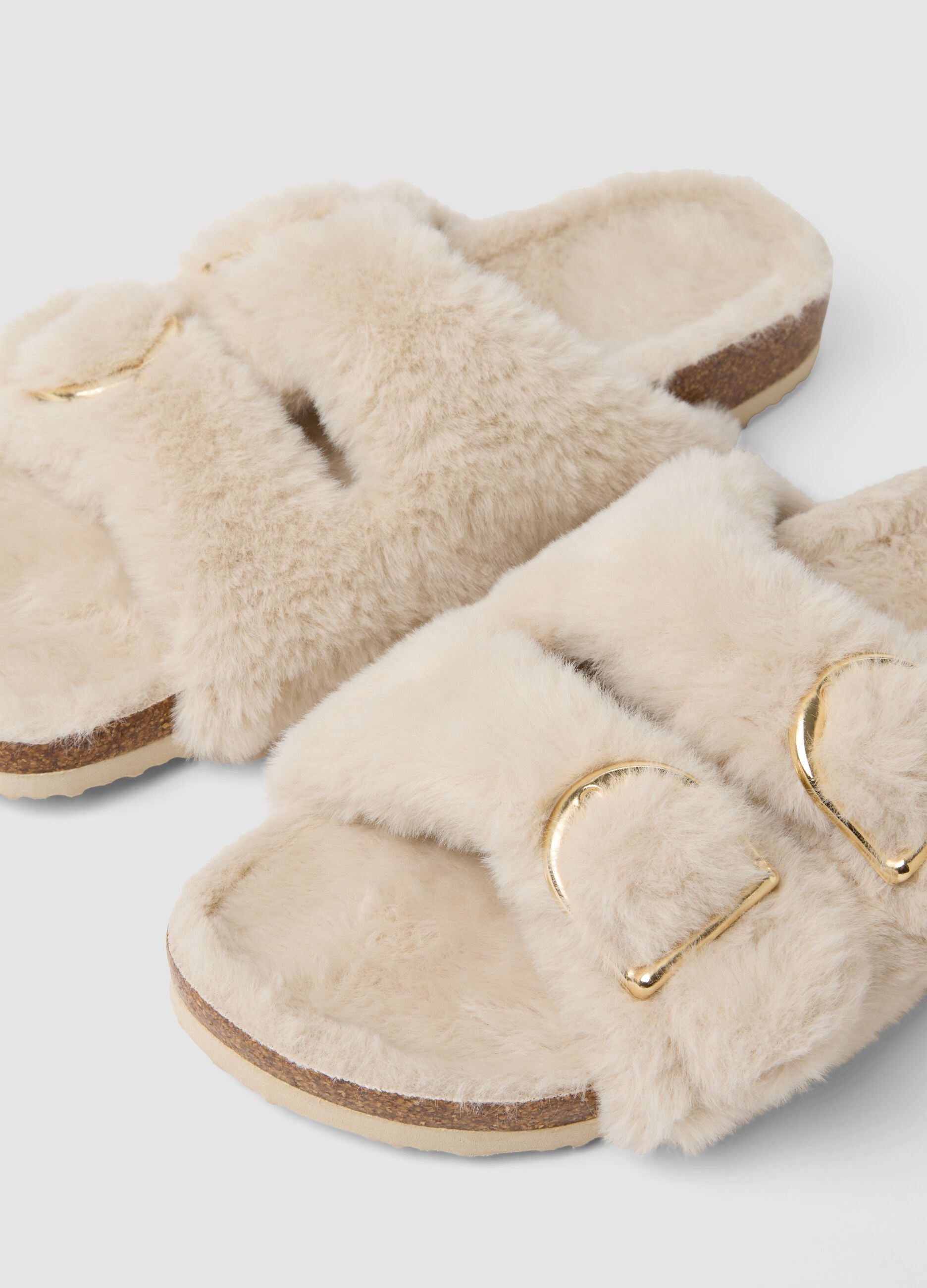 Pantofole beige aperte con fascia incrociata e fibbia