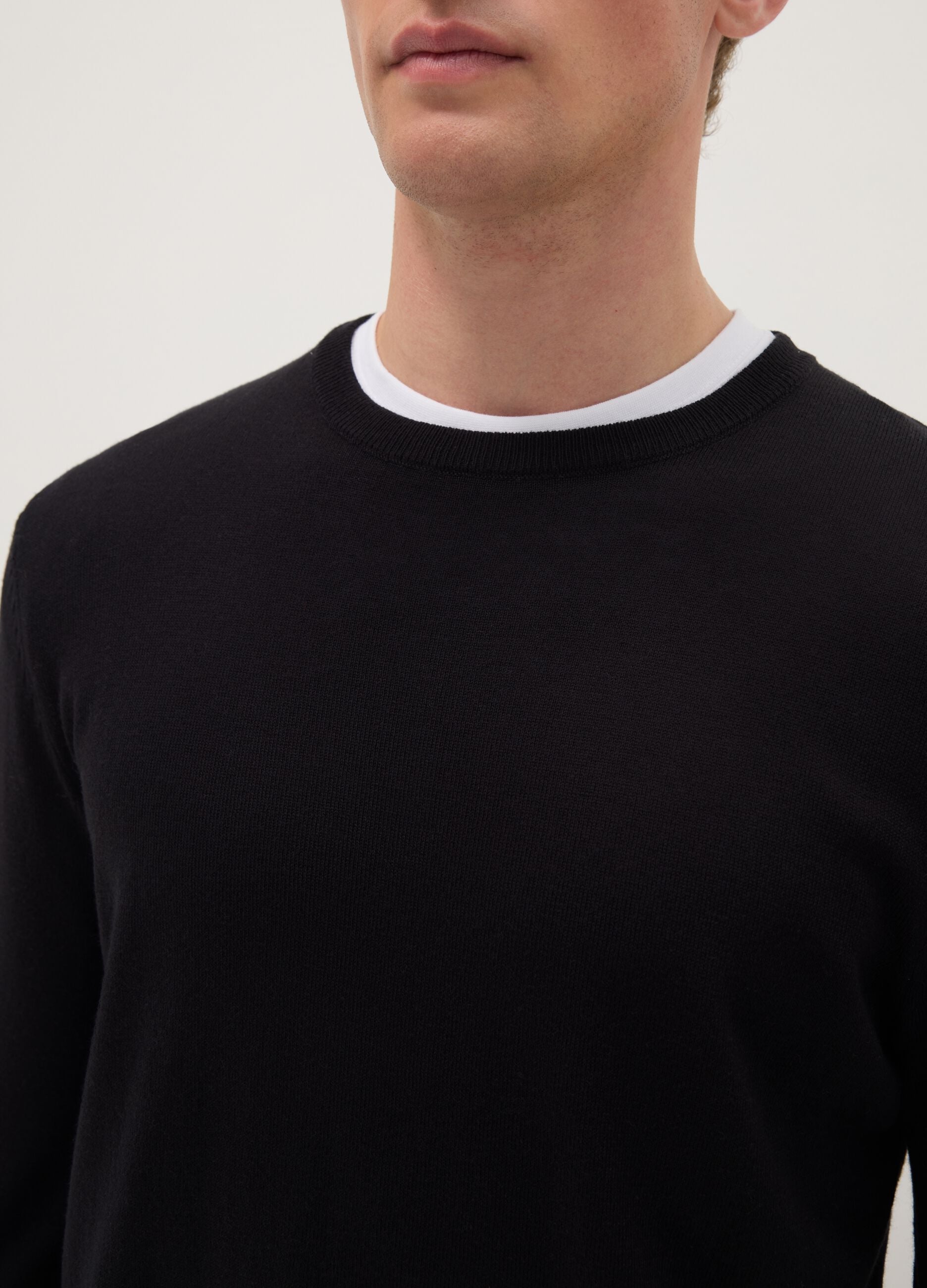 Black crew neck pullover in cotton blend regular fit