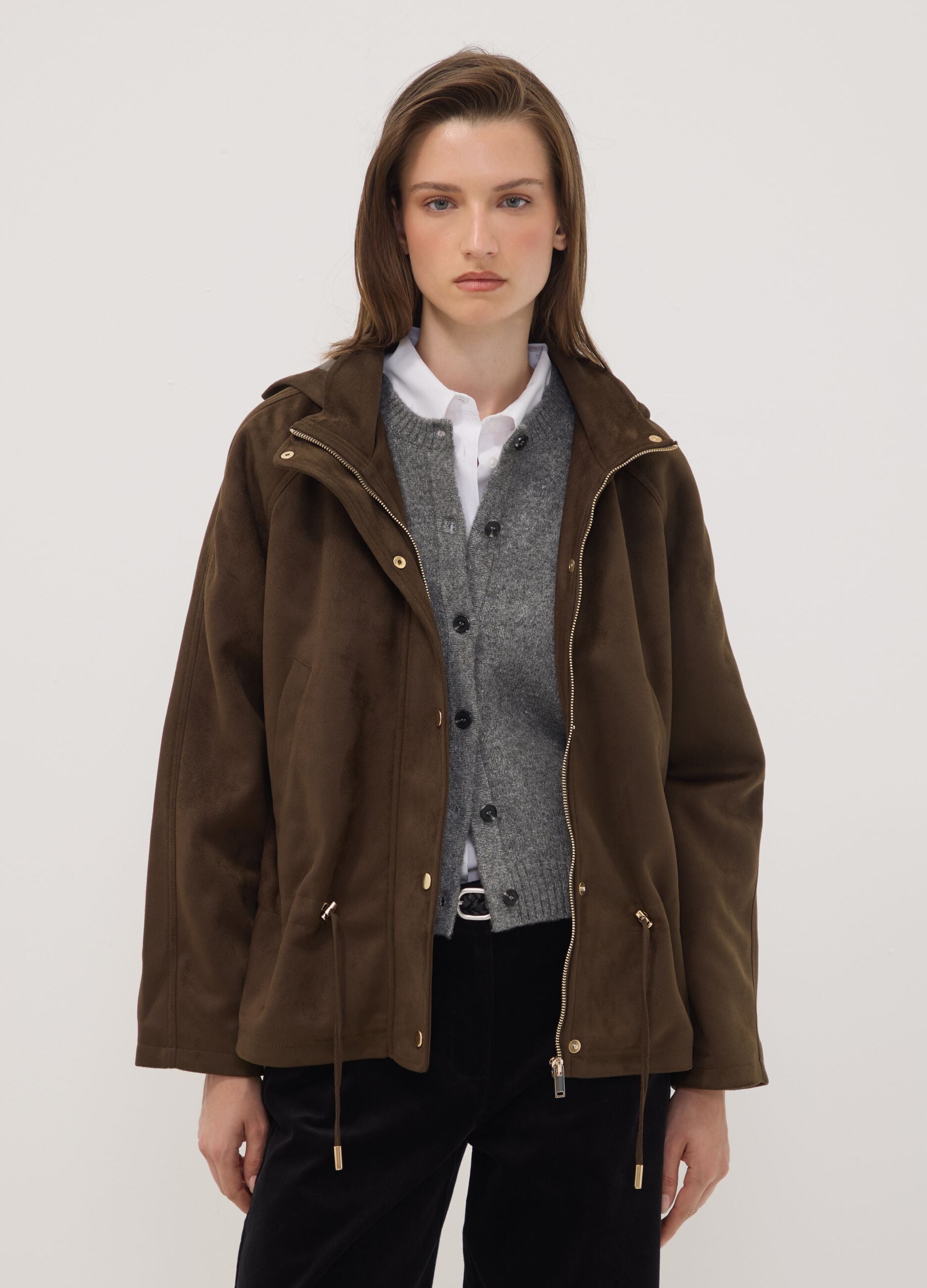 Parka marrone con cappuccio e chiusura zip e bottoni
