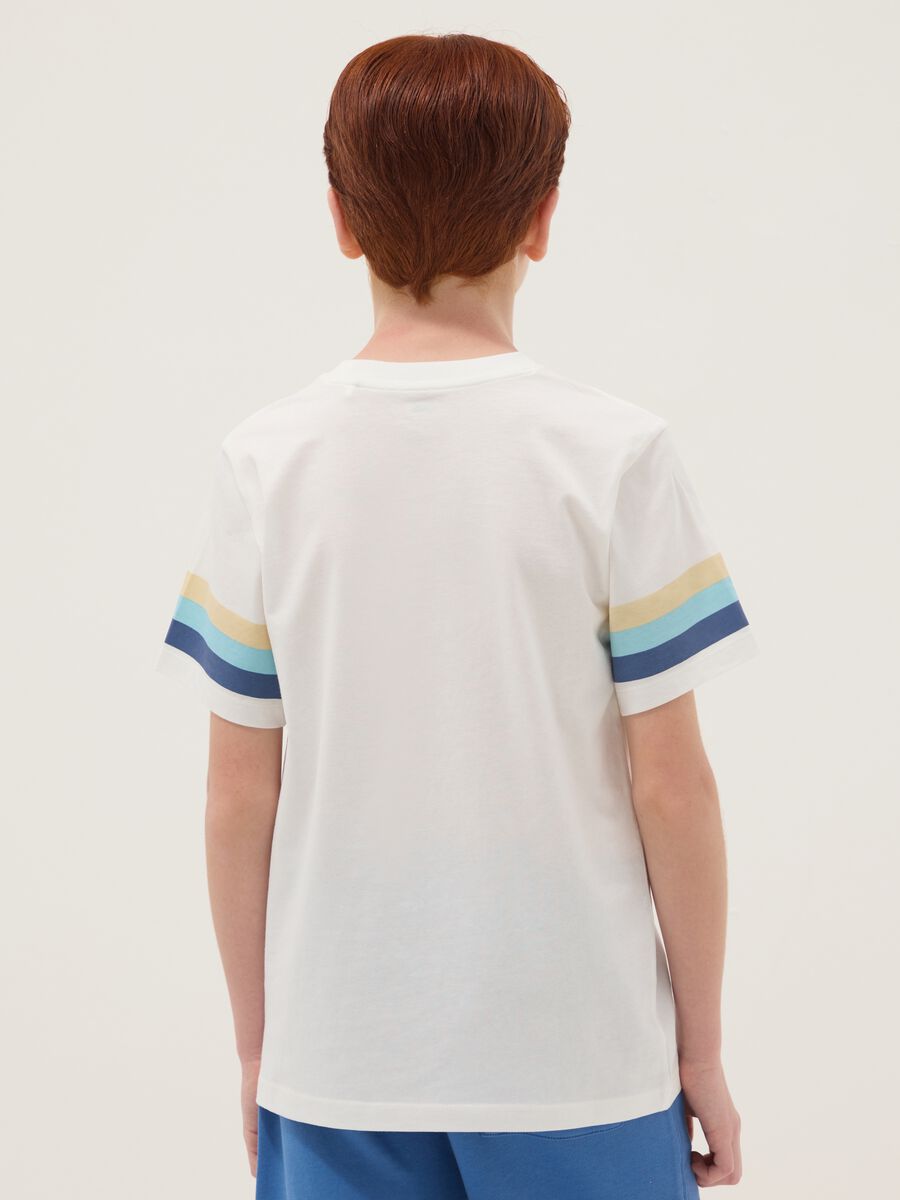 T-shirt bianca in puro cotone da ragazzo con righe sulle maniche_2