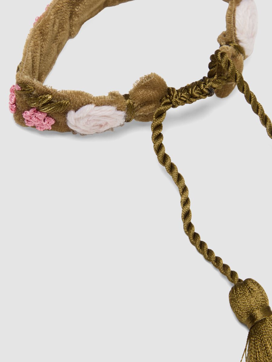 Bracciale verde con fiori ricamati e nappine_2