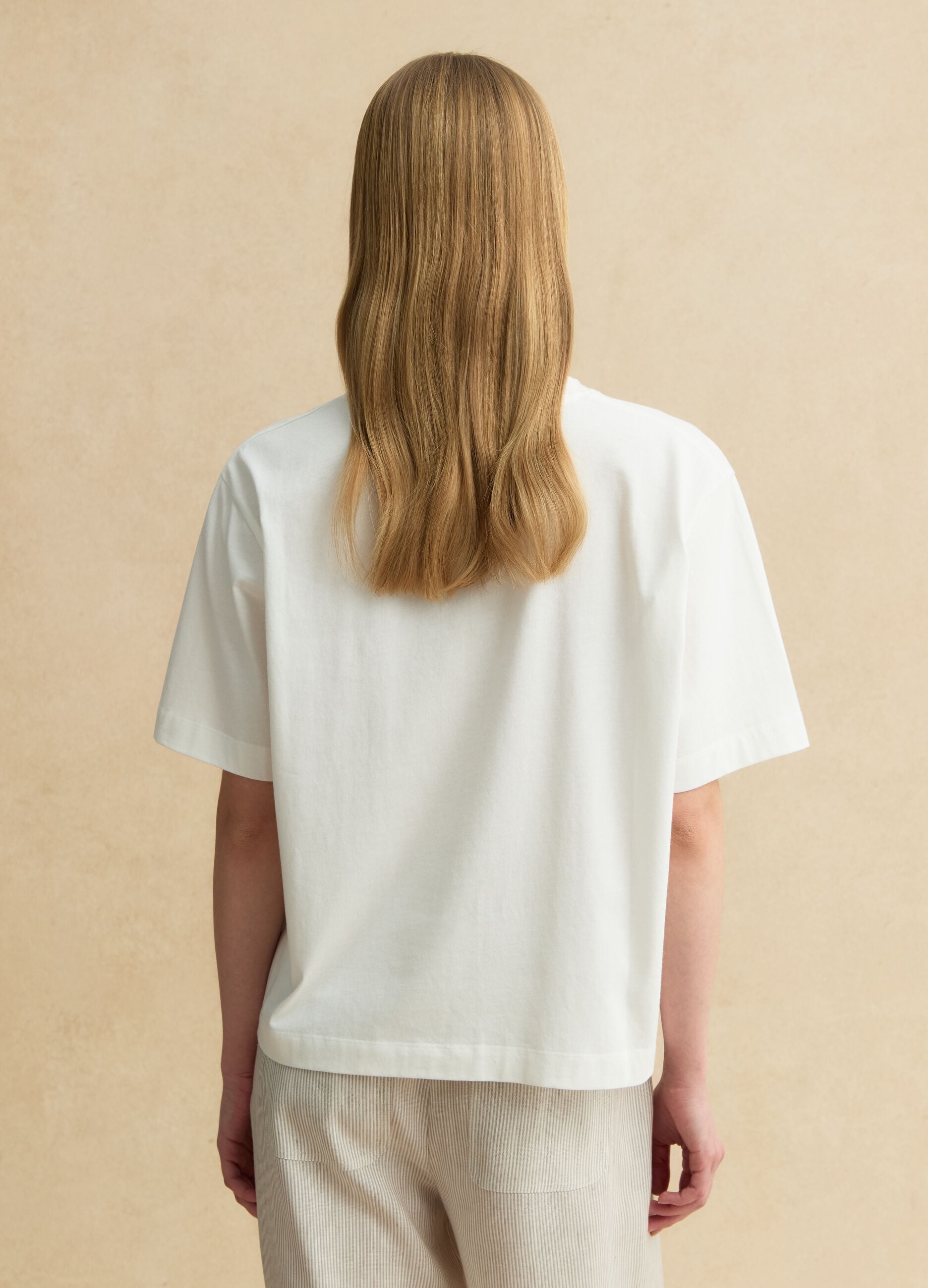 White pure cotton regular-fit T-shirt with floral appliqu&eacute;
