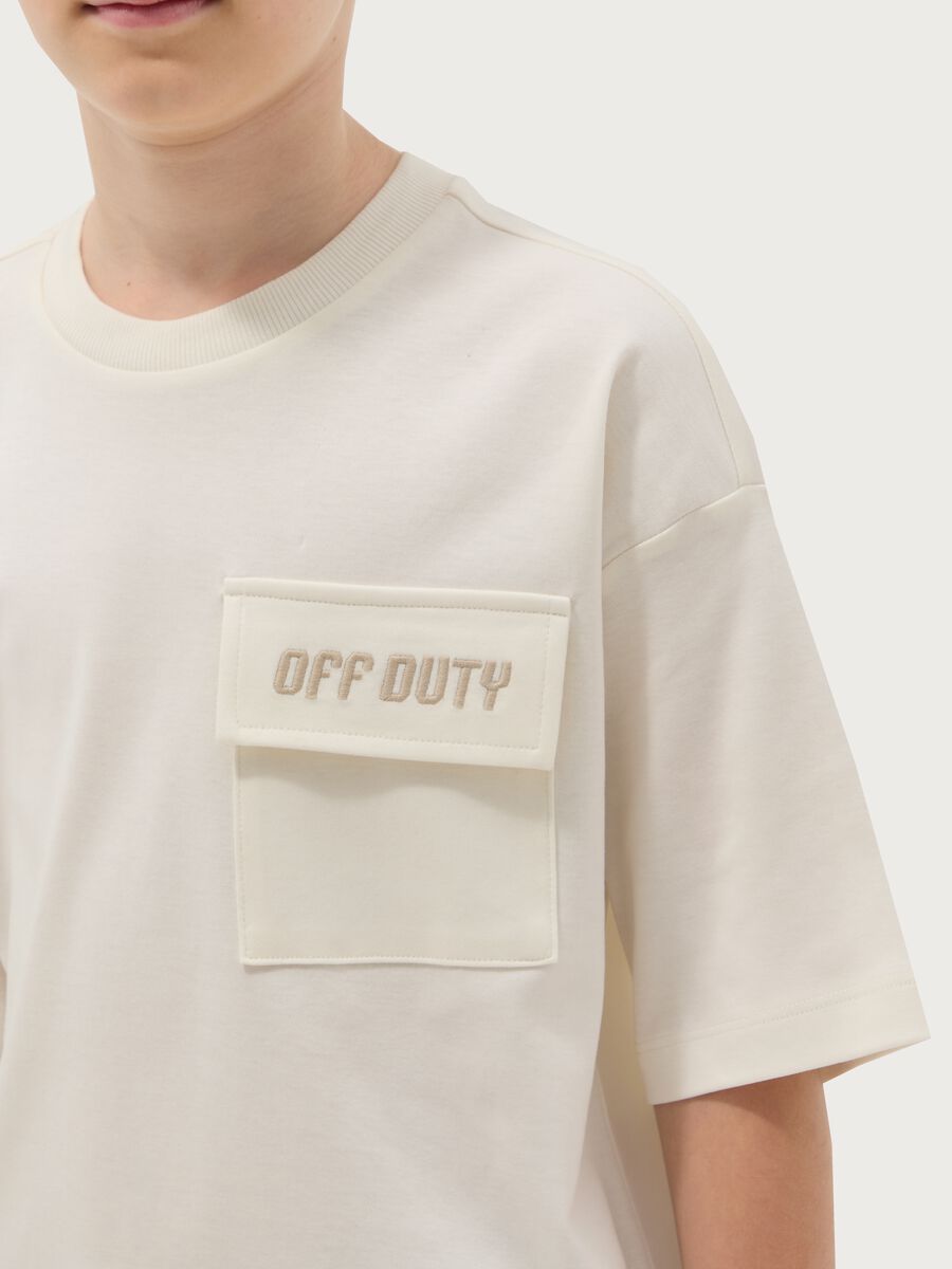 T-shirt bianca in puro cotone da ragazzo con taschino relaxed fit_2