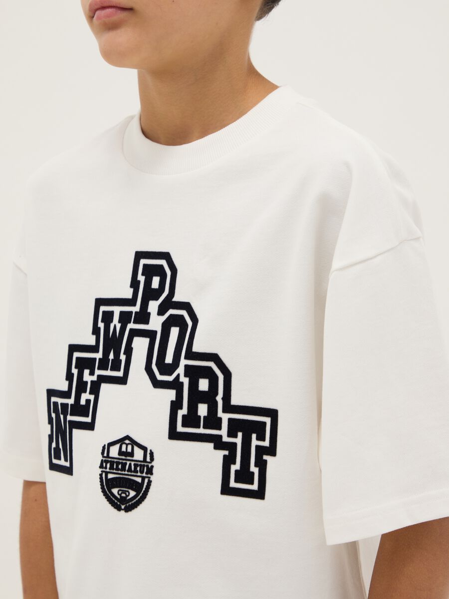 T-shirt in puro cotone bianco da ragazzo relaxed fit con stampa_2