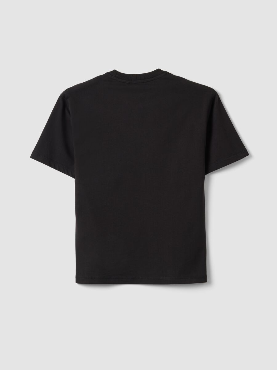 T-shirt in puro cotone nero da ragazzo oversize fit con taschino_4