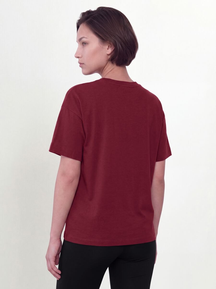 T-shirt girocollo rossa in misto cotone e modal elasticizzato regular fit_3
