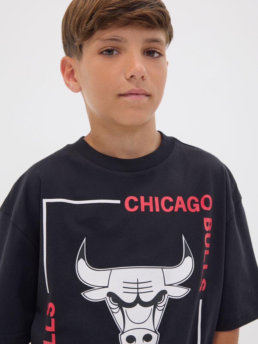 Black pure cotton T-shirt with Chicago Bulls print for boys_1
