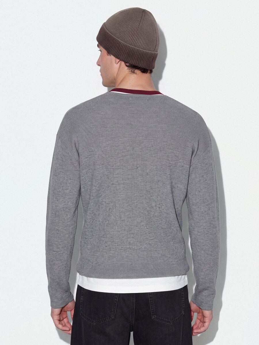 Maglia grigia in misto cotone con scollo serafino regular fit_3