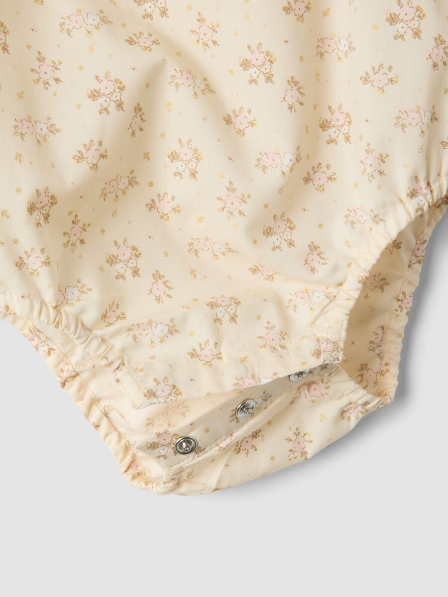 Beige pure cotton baby girl bodysuit with frill collar and floral print_2