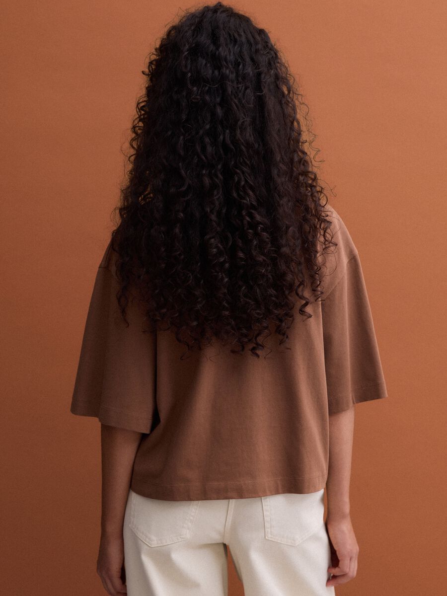 T-shirt marrone in puro cotone con ricami regular fit_3