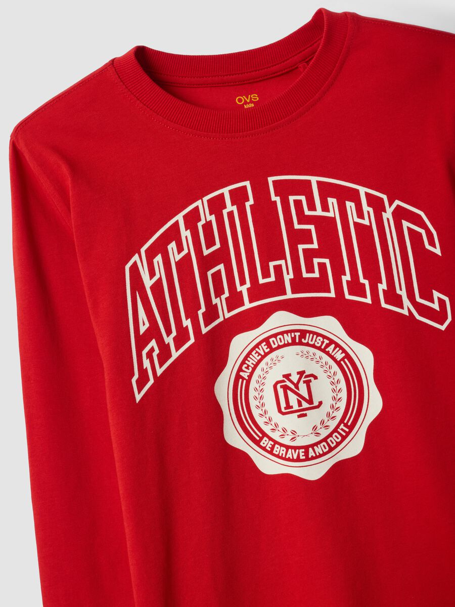 T-shirt rossa in puro cotone organico con stampa grafica per ragazzo_4