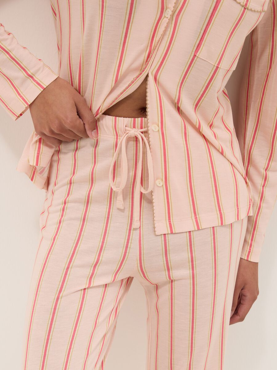 Pigiama in pura viscosa rosa a righe regular fit con collo a V_3