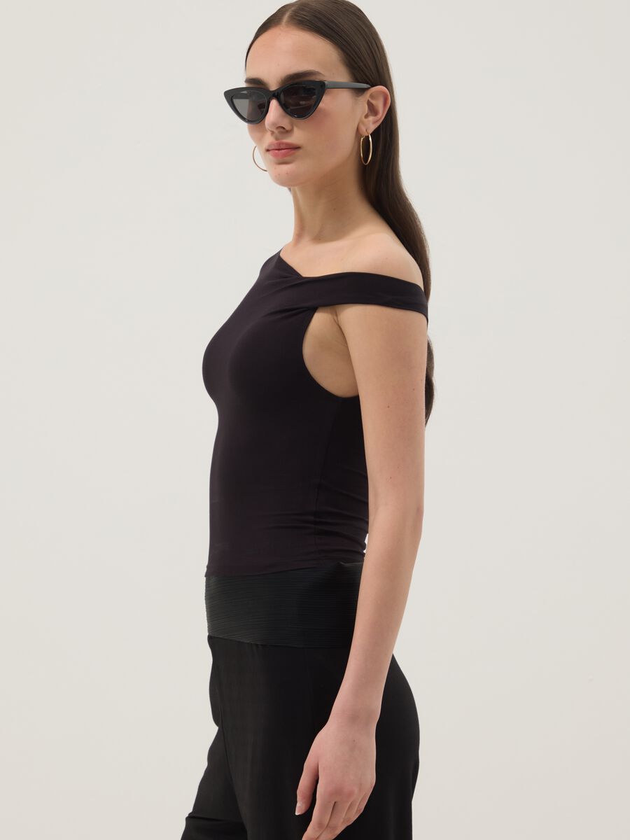 Black stretch viscose T-shirt with wide neckline_2