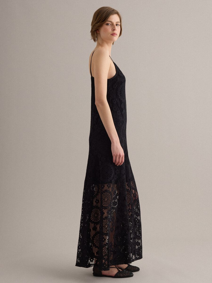 Long black crochet dress with V-neck, regular fit_1