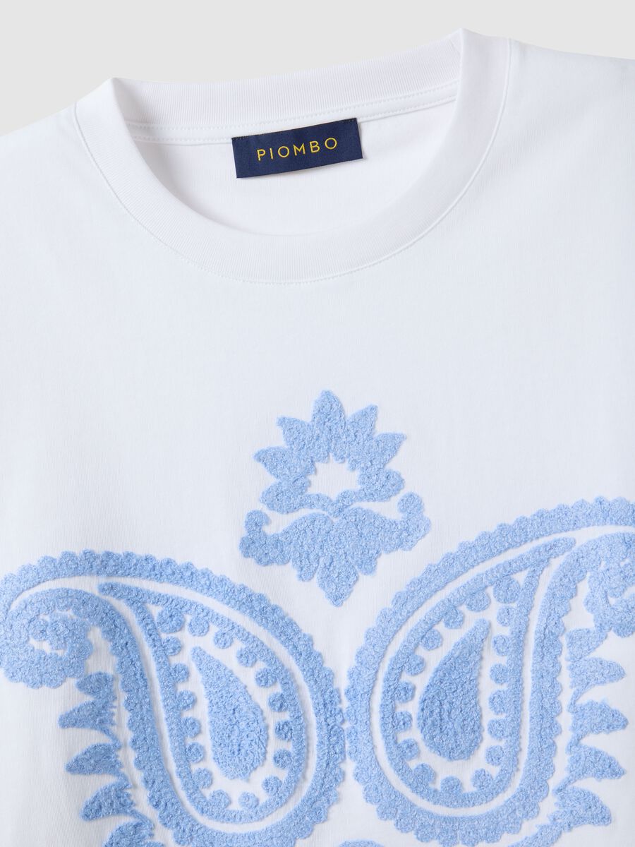 White pure cotton T-shirt relaxed fit with paisley pattern_5