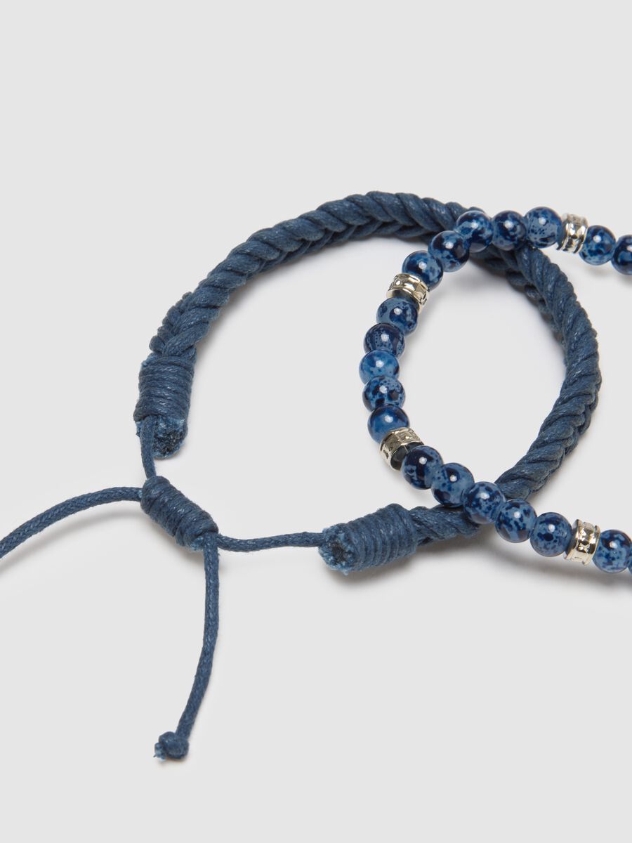 Bipack bracciali blu con perline in vetro e design intrecciato_1