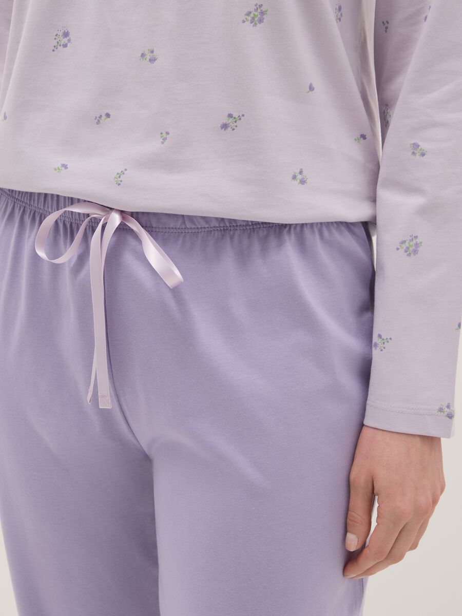 Pigiama in puro cotone viola con collo serafino e motivo floreale_3