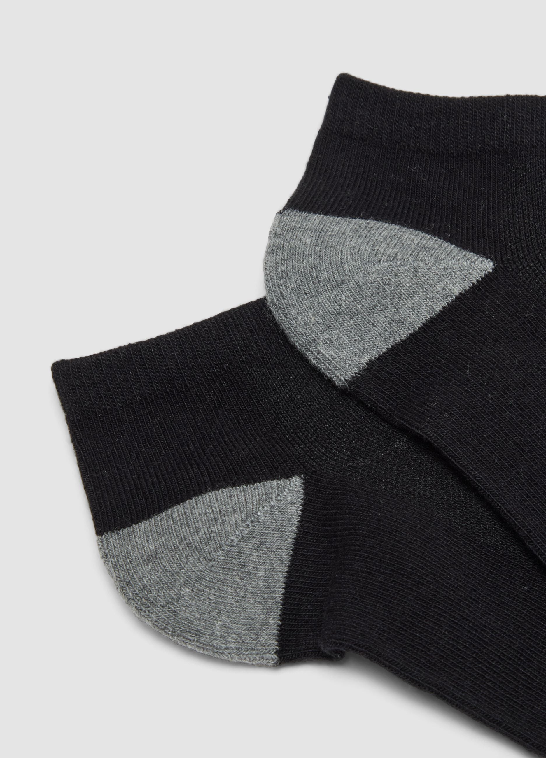 3-pack of black and grey organic stretch cotton ankle sports socks