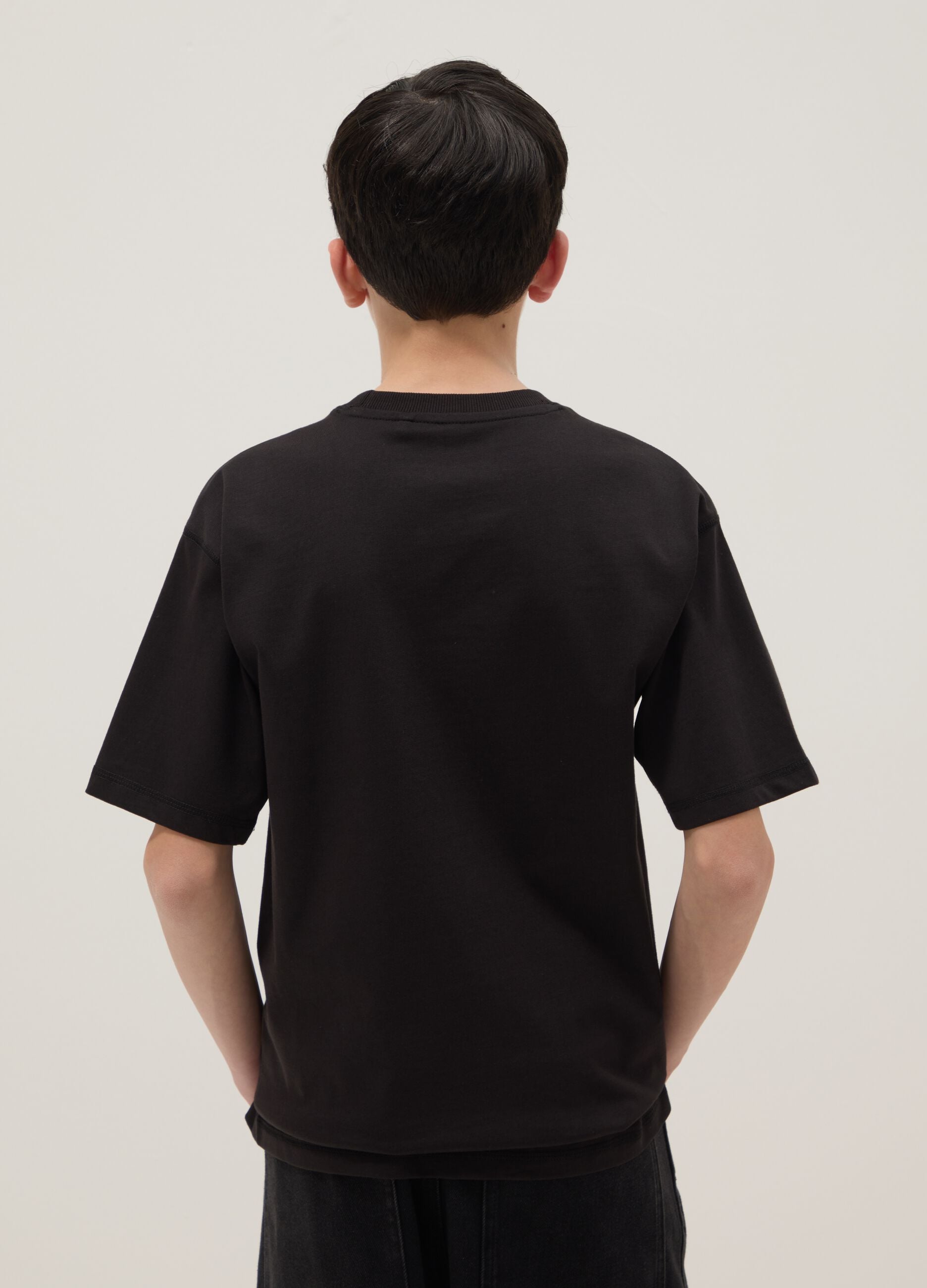 Boys&rsquo; black 100% cotton oversized T-shirt with chest pocket