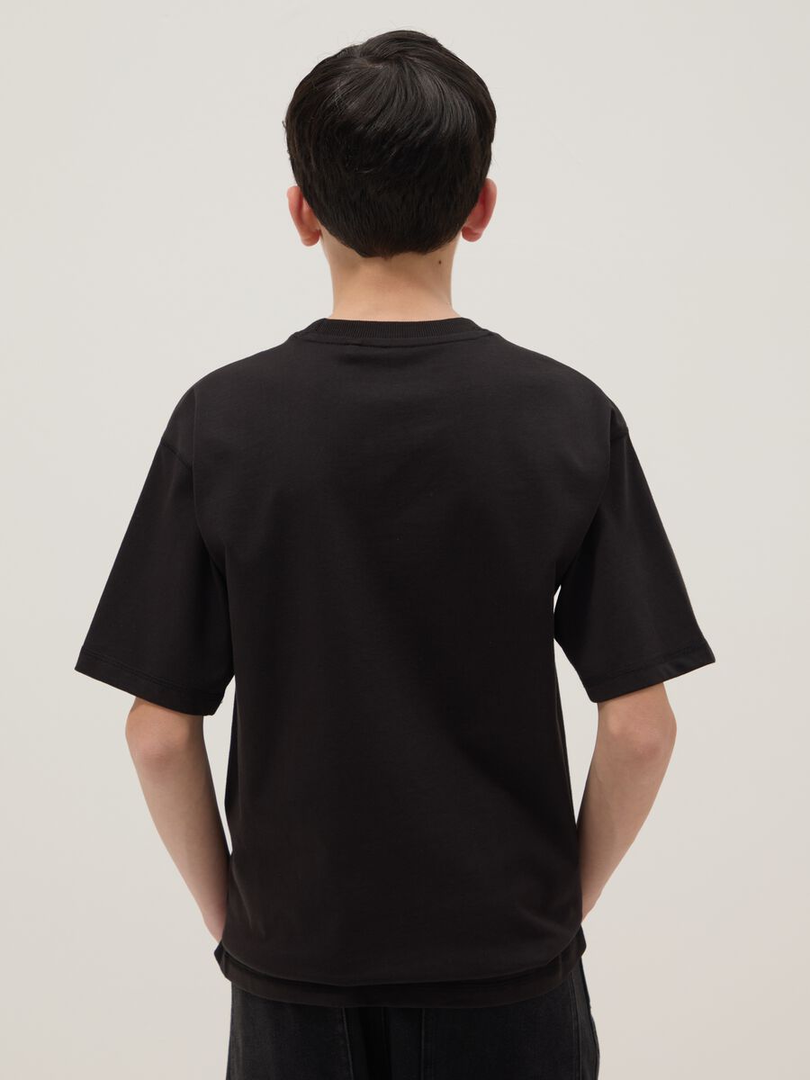 T-shirt in puro cotone nero da ragazzo oversize fit con taschino_2