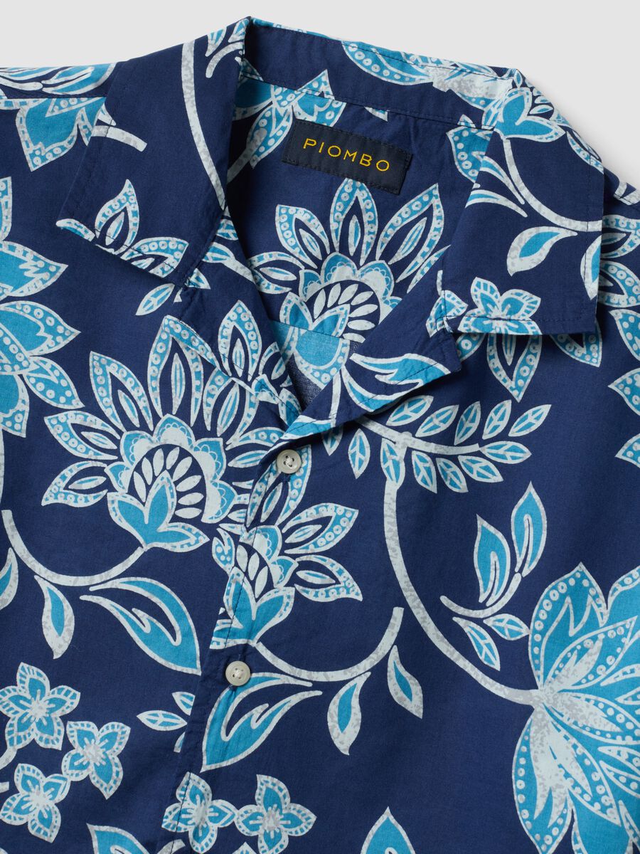 Camicia blu in cotone organico a maniche corte con stampa floreale_5