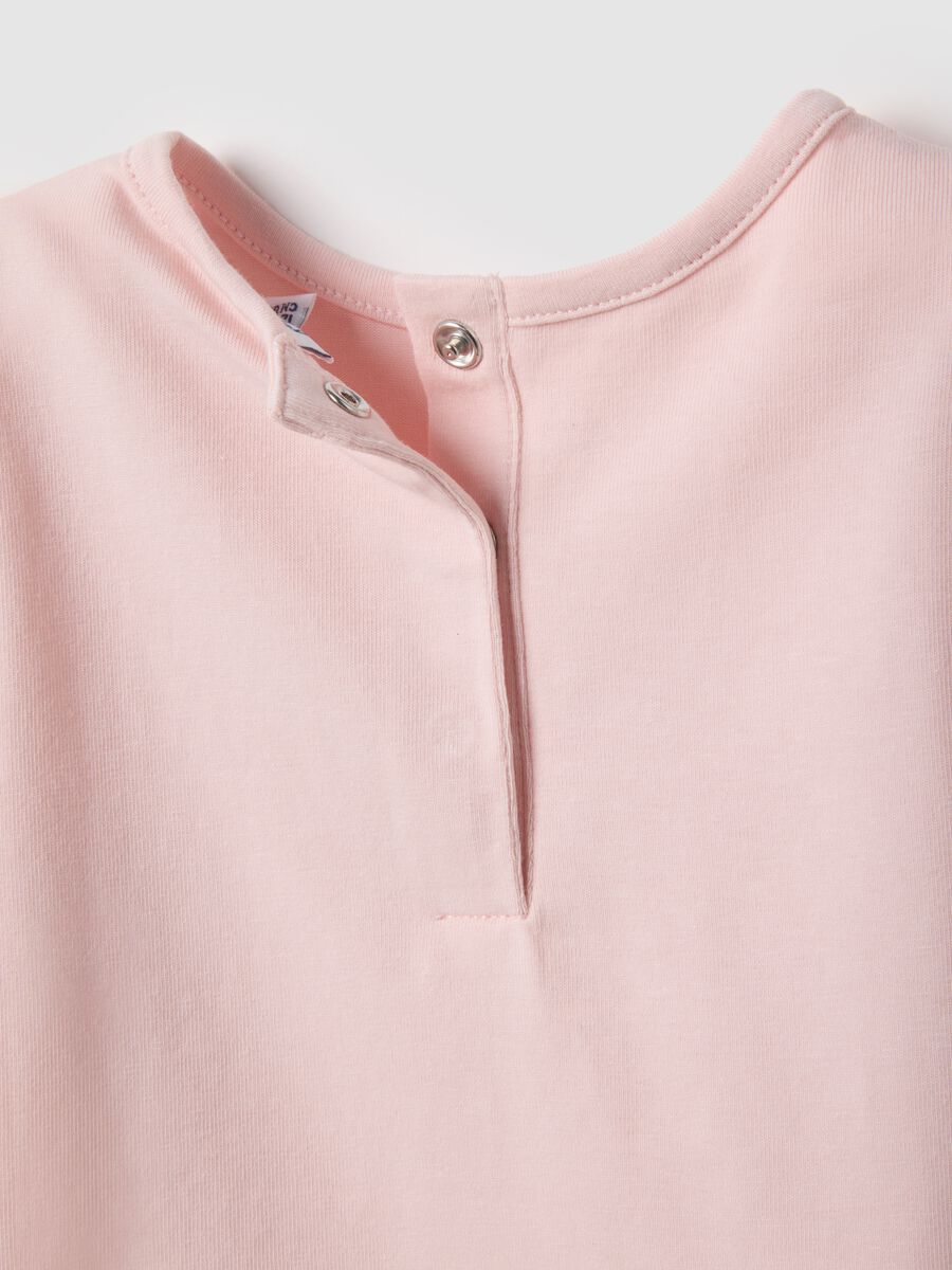 T-shirt rosa a maniche lunghe in cotone elasticizzato con applicazione fiocco _3