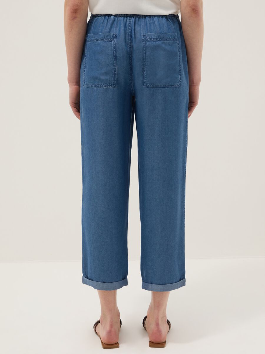 Jeans denim azzurri in puro lyocell con vita elasticizzata relaxed fit_2