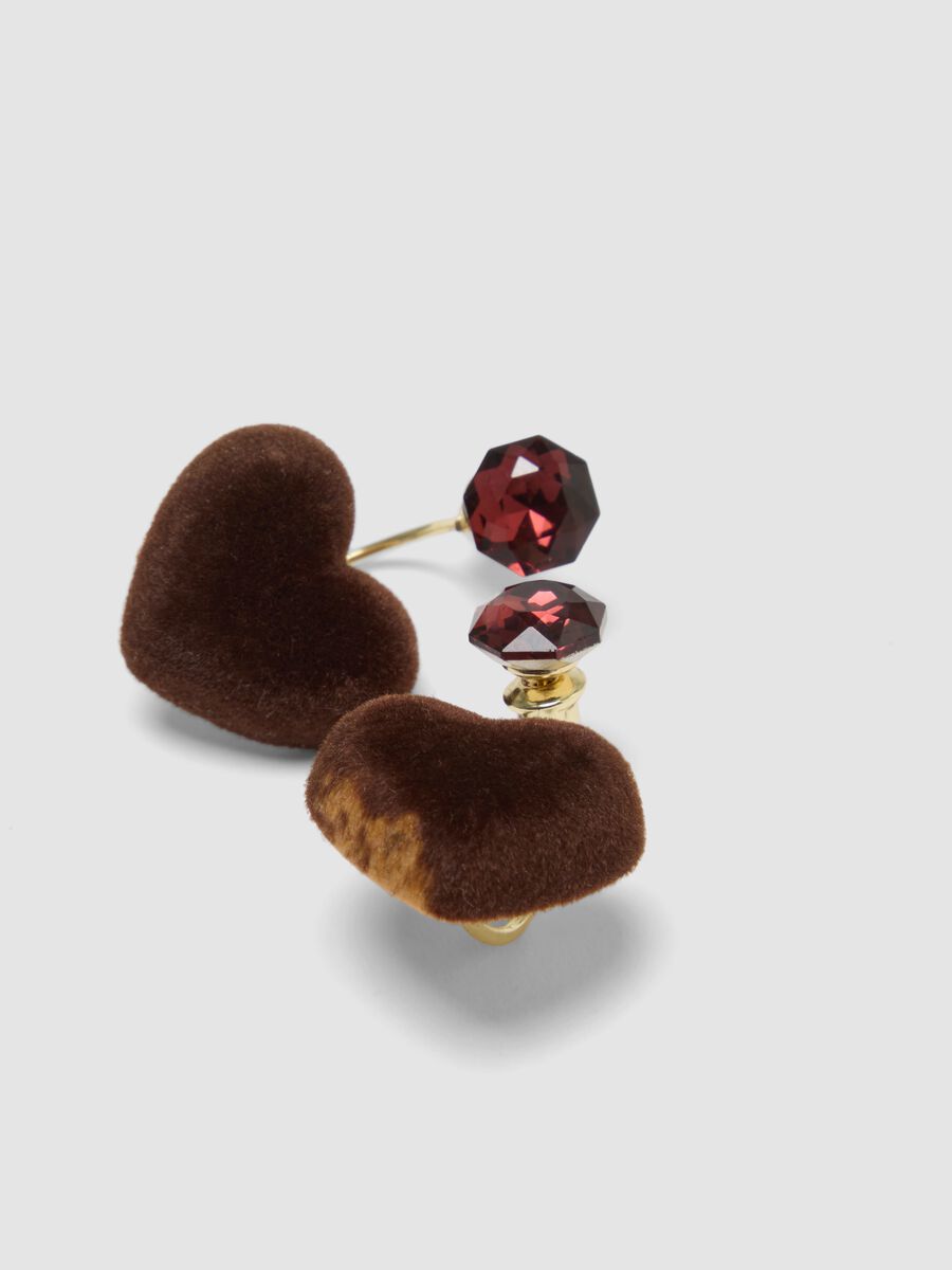 Orecchini marroni a cuore con pietra rossa_1