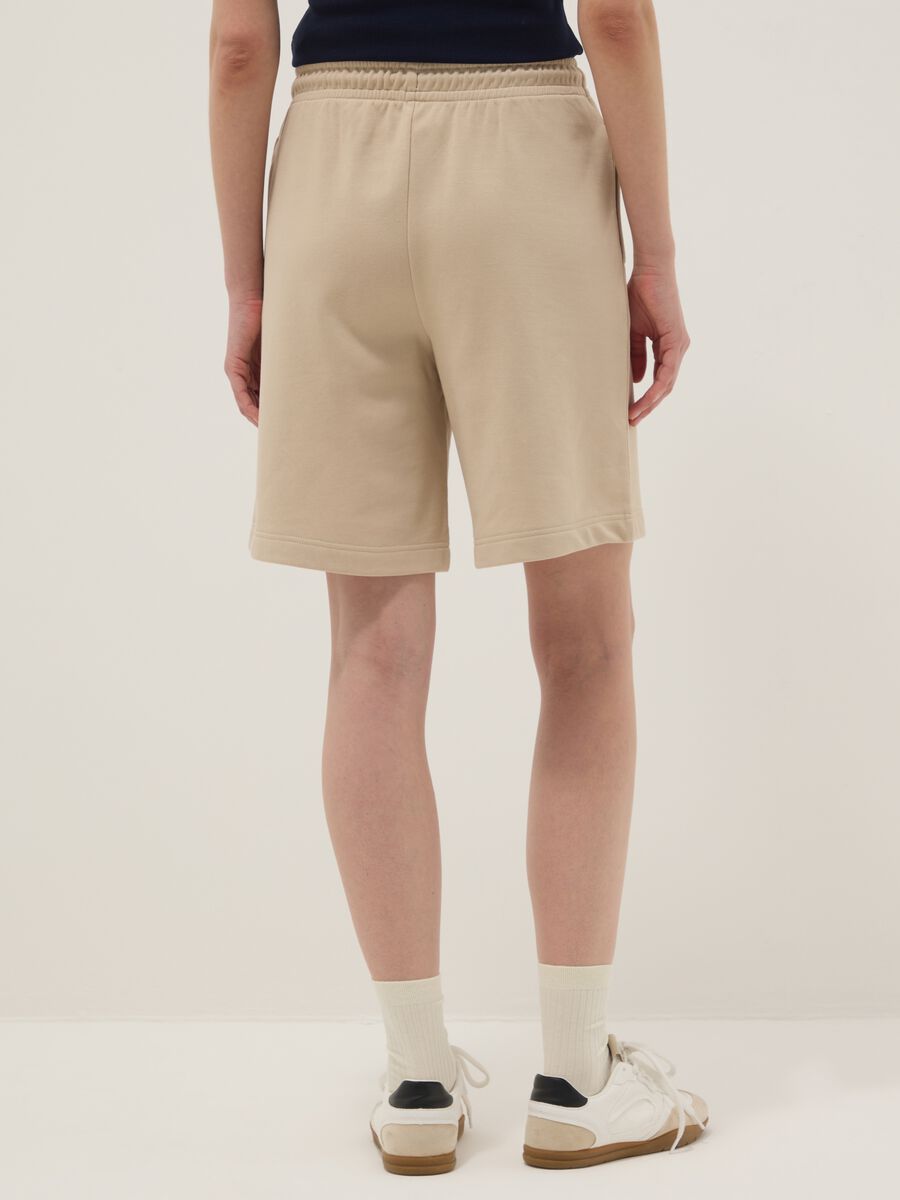 Beige cotton-blend regular-fit shorts with elasticated waist_2