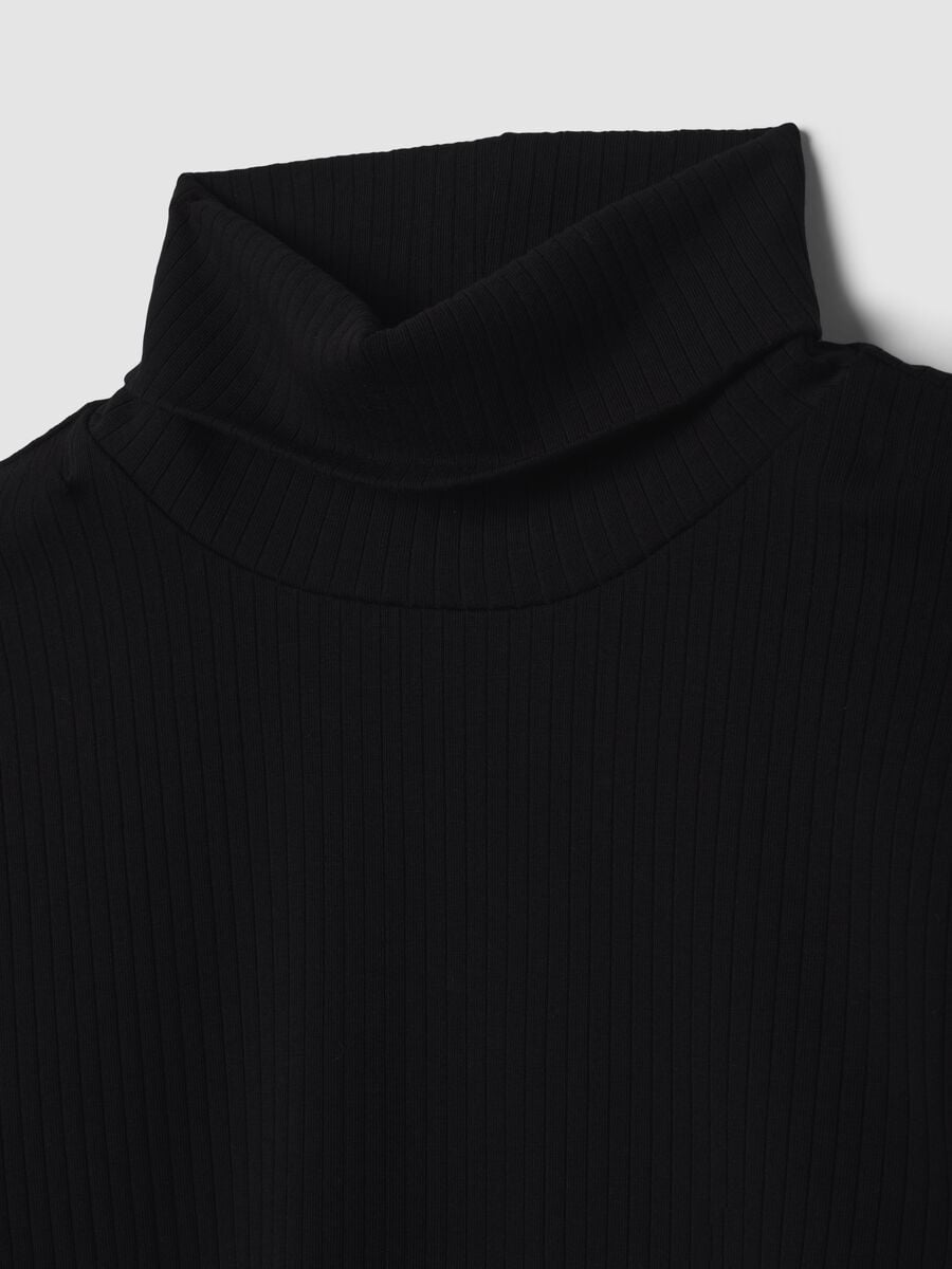 T-shirt nera in cotone elasticizzato a costine girocollo regular fit_1