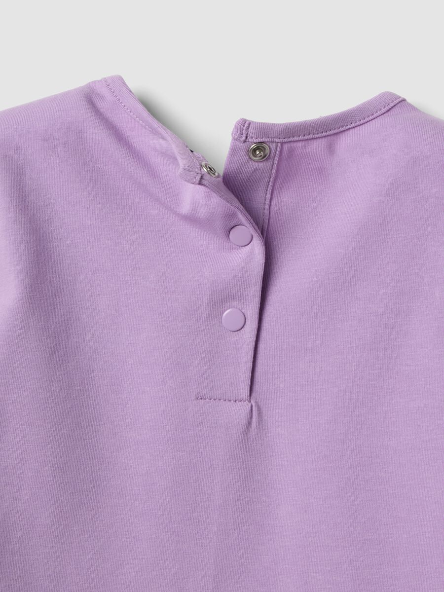 Completo viola in cotone elasticizzato con t-shirt e shorts per bimba regular fit_2