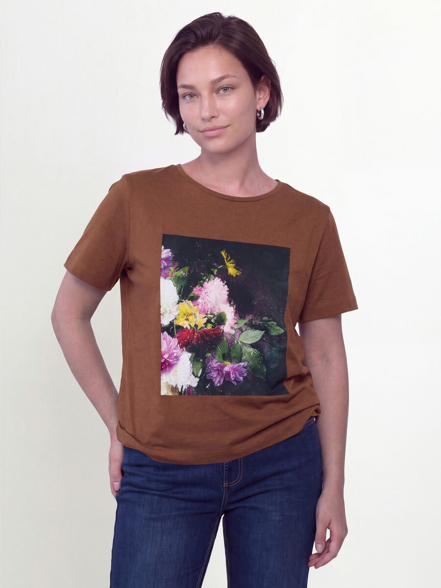 T-shirt marrone in puro cotone con stampa floreale regular fit_0