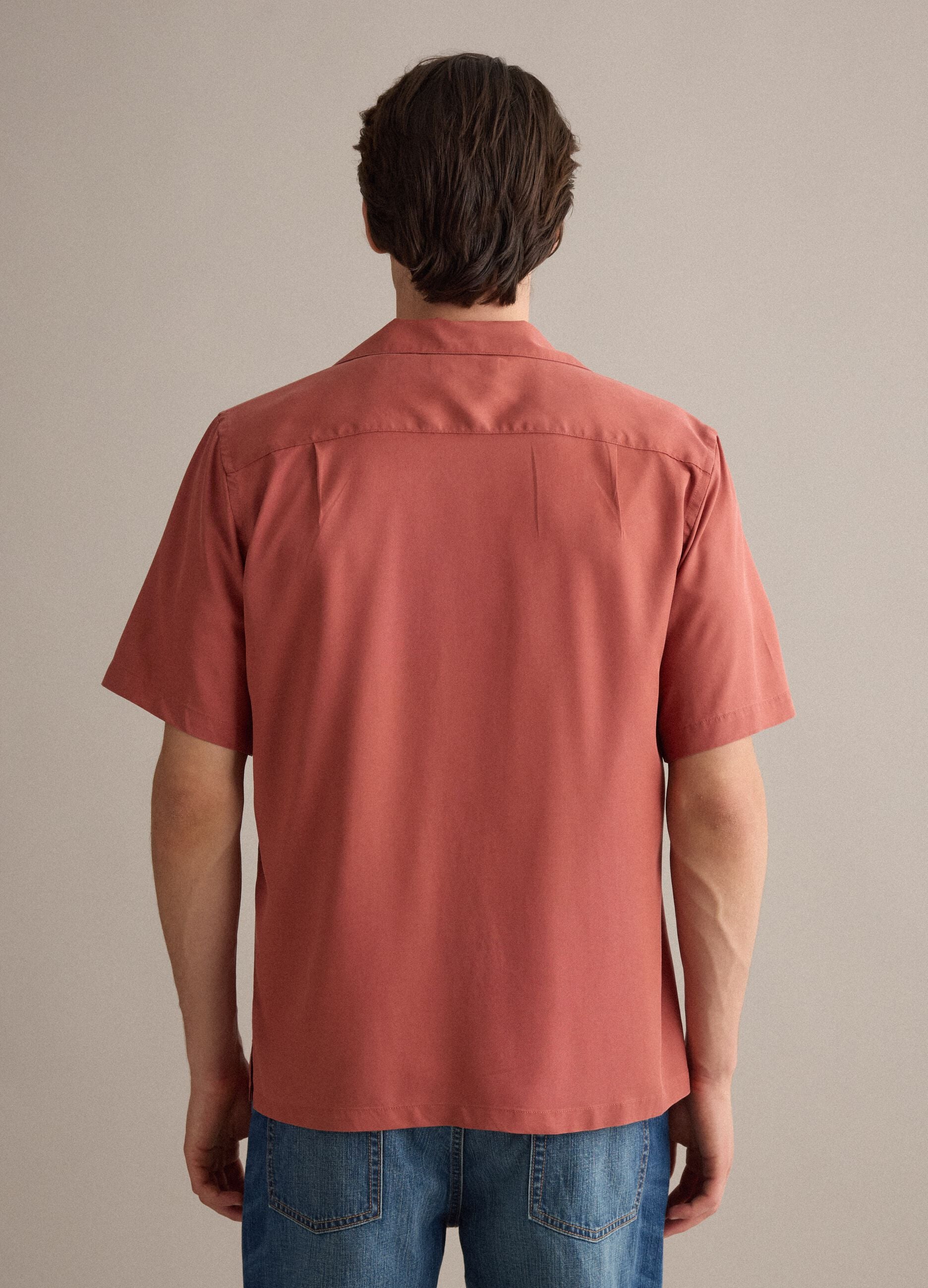 Red short-sleeved shirt in pure lyocell