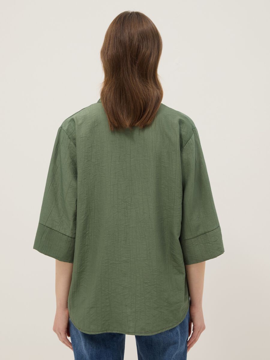 Blusa verde in misto viscosa regular fit con collo alla coreana_2