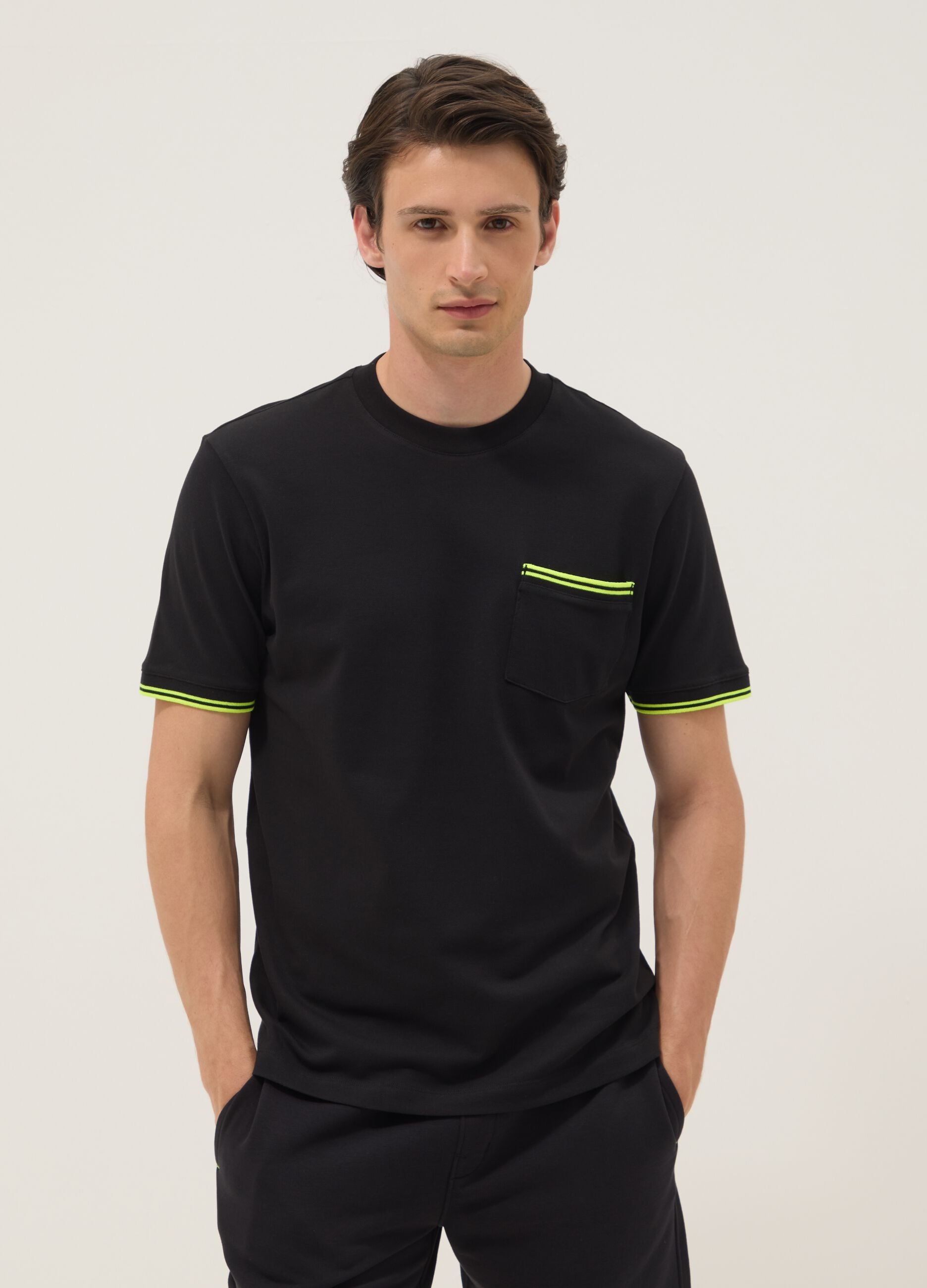 Black short-sleeve stretch cotton T-shirt with chest pocket