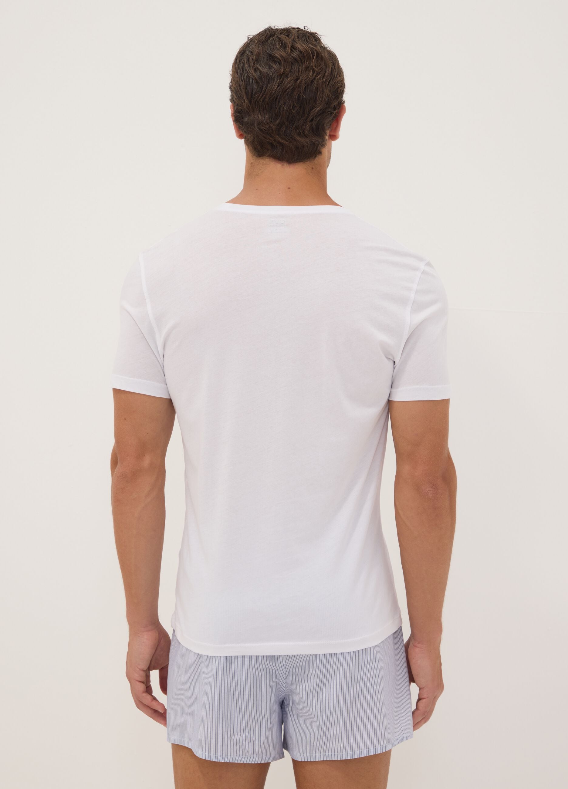 2-pack of white pure extra-fine cotton T-shirts with deep V-neck