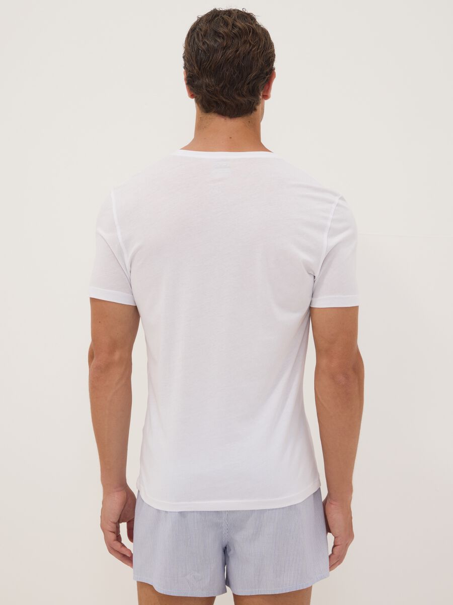 Bipack di t-shirt bianche in puro cotone extrafine con scollo a V profondo_3