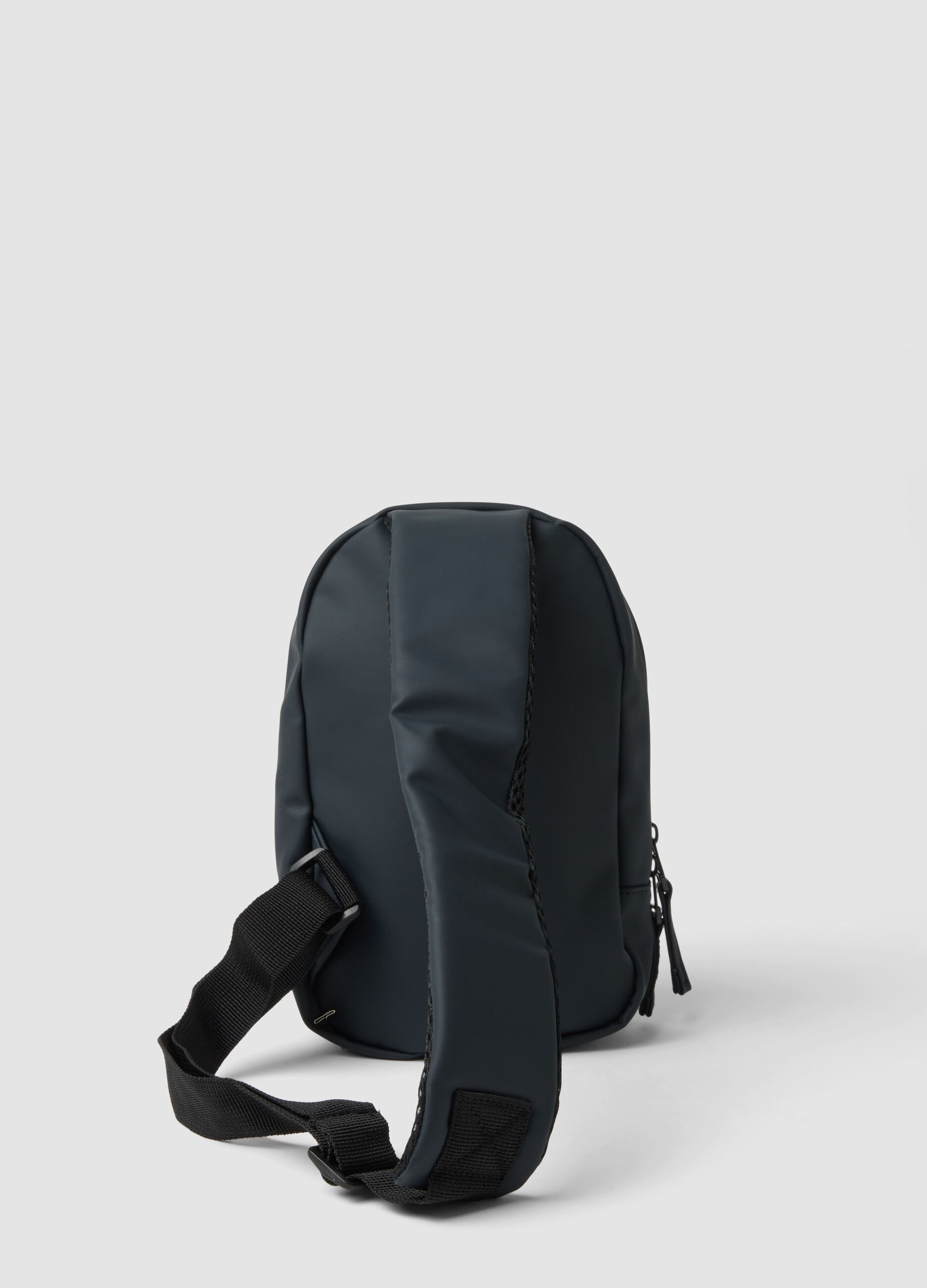 Blue crossbody sports bag with water-repellent front pocket