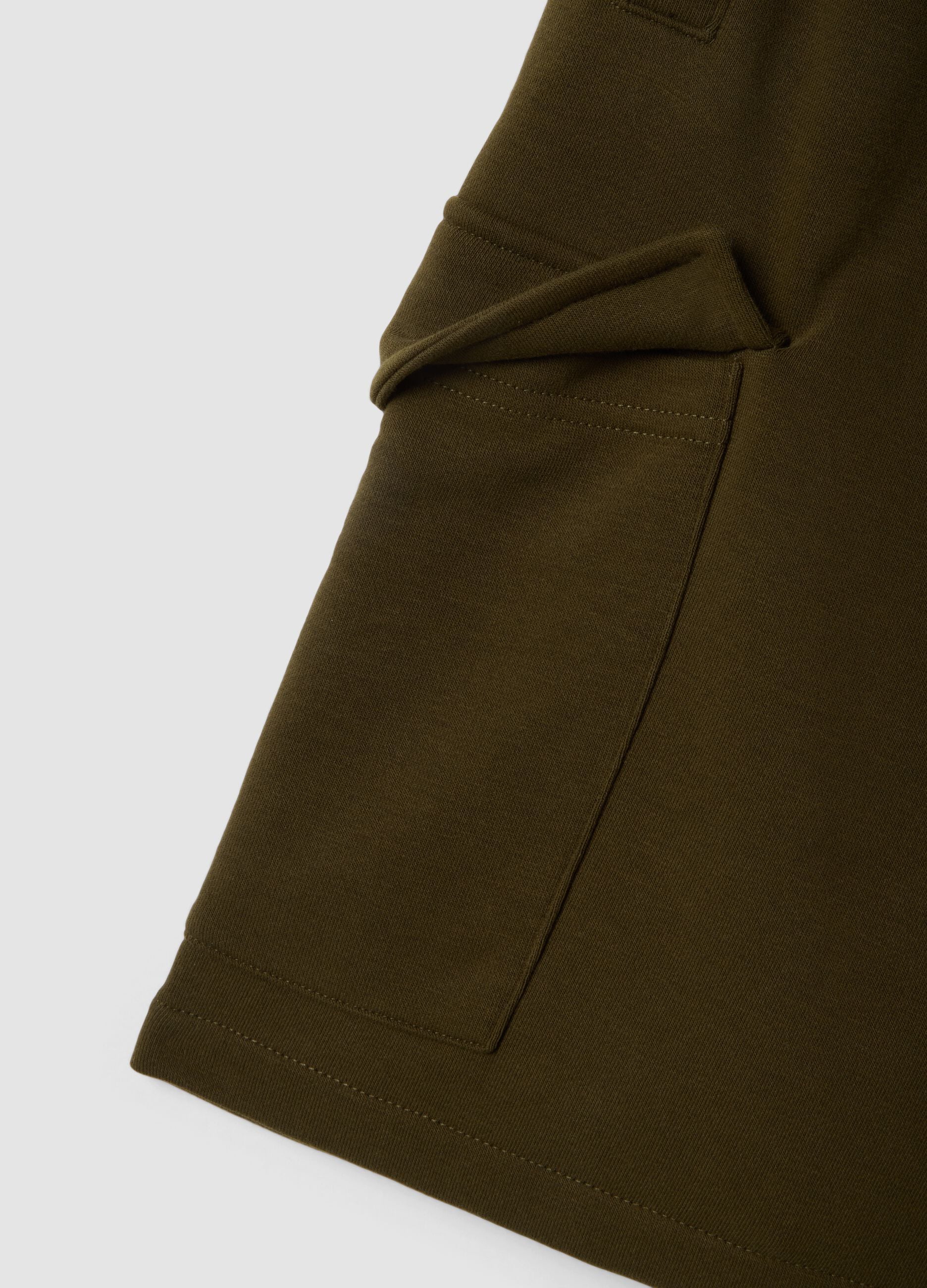 Green cotton-blend cargo shorts with pockets, relaxed fit